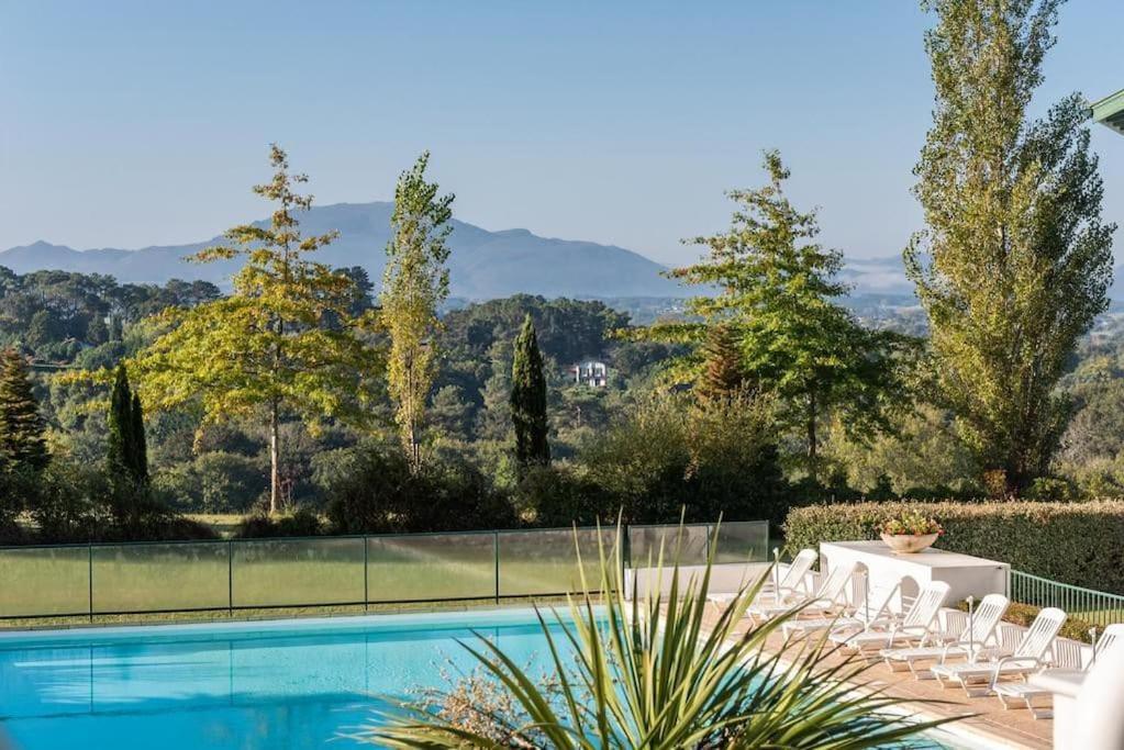 T1 Bis Avec Piscine Vue Golf Et Montagnes Apartment Arcangues Bagian luar foto