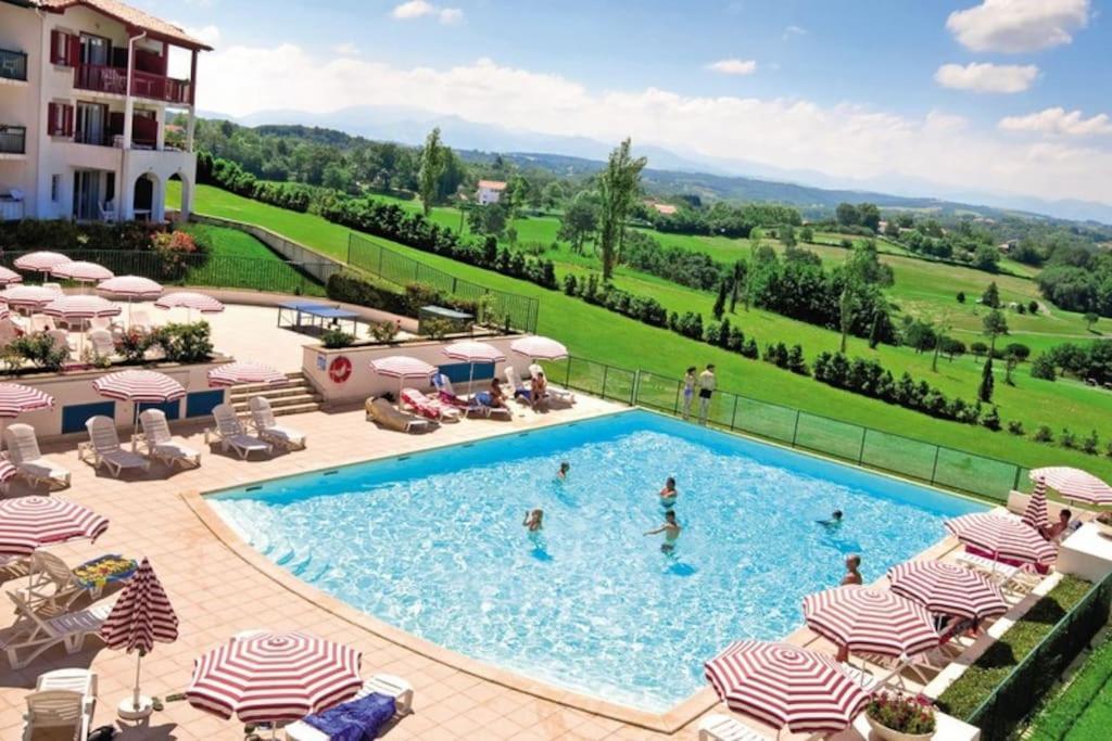T1 Bis Avec Piscine Vue Golf Et Montagnes Apartment Arcangues Bagian luar foto
