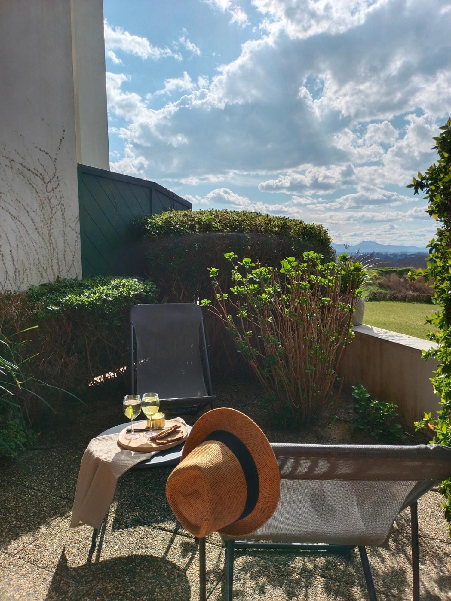 T1 Bis Avec Piscine Vue Golf Et Montagnes Apartment Arcangues Bagian luar foto